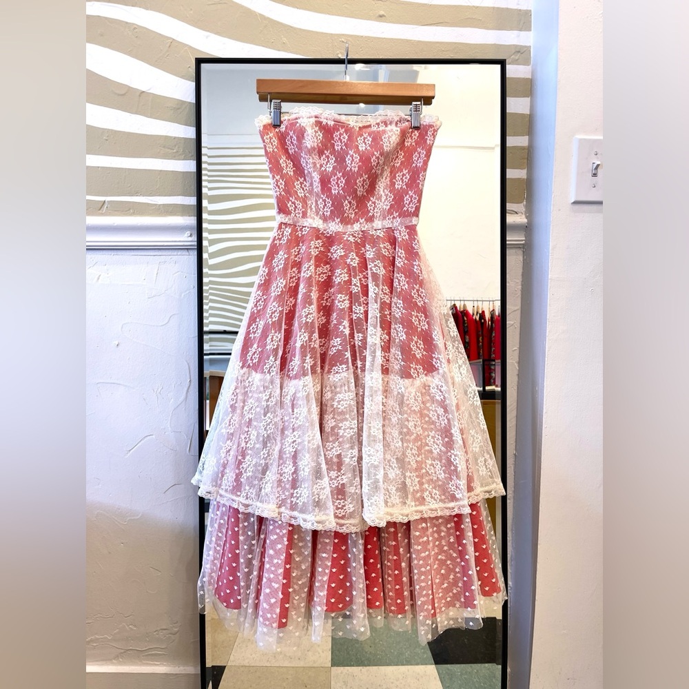 Vintage 1950s white lace + red lining sweetheart tiered strapless dress XS XXS